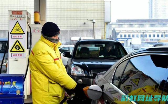 探究车辆加油门时发动机响声大的原因与解决方案 (探究车辆加油的方法)