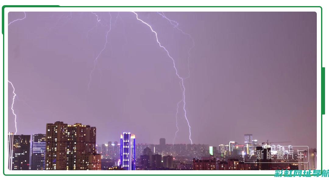 下雨天气发动机盖冒烟原因解析与应对方法 (下雨天气发动机抖动)